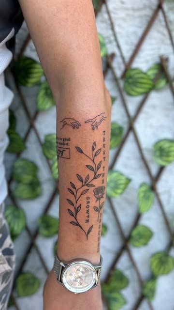 Botaniczny tatuaż z tekstem na przedramieniu