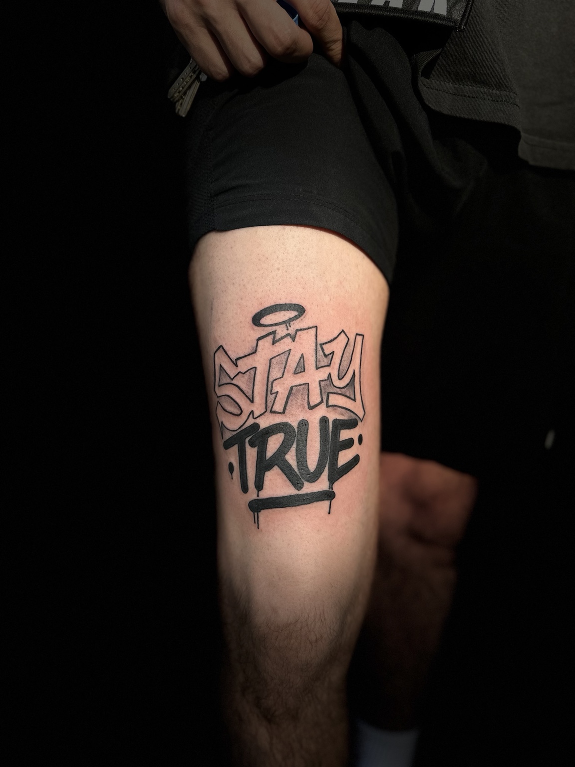 Graffiti lettering Stay True na udzie